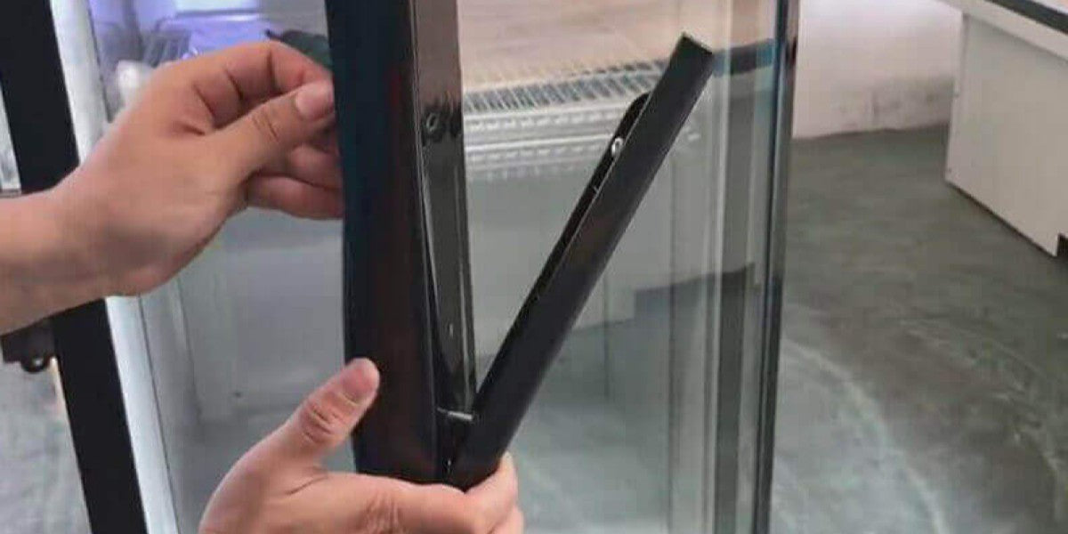 Repairing a commercial refrigerator door handle on foodservice equipment